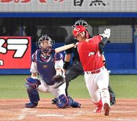 　４回、レフトへ適時打を放つ上本