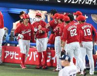 　３回、プロ初本塁打を放った上本（左）をベンチから飛び出して迎える広島ナイン（撮影・高石航平）