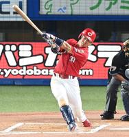 　６回、２点適時三塁打を放つ野間（撮影・高石航平）