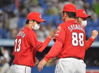 　好救援で２勝目を挙げ、佐々岡監督とグータッチする森浦（撮影・伊藤笙子）