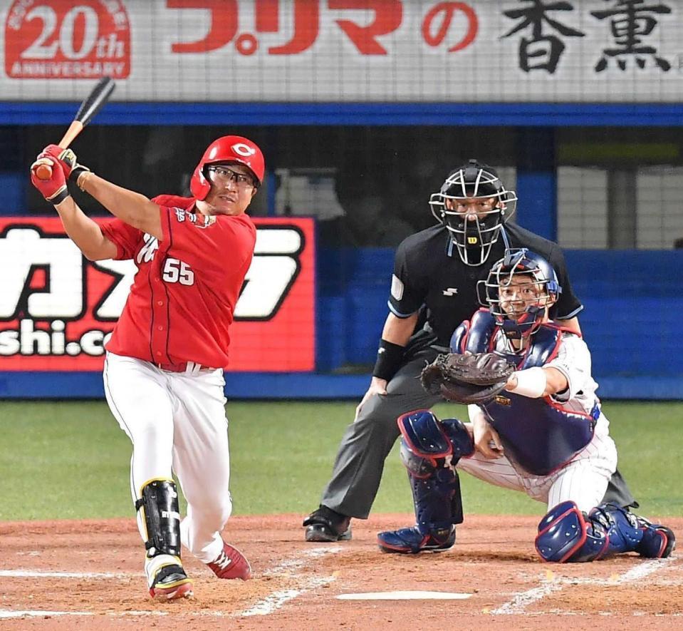 　４回、勝ち越し犠飛を放つ松山（撮影・伊藤笙子）