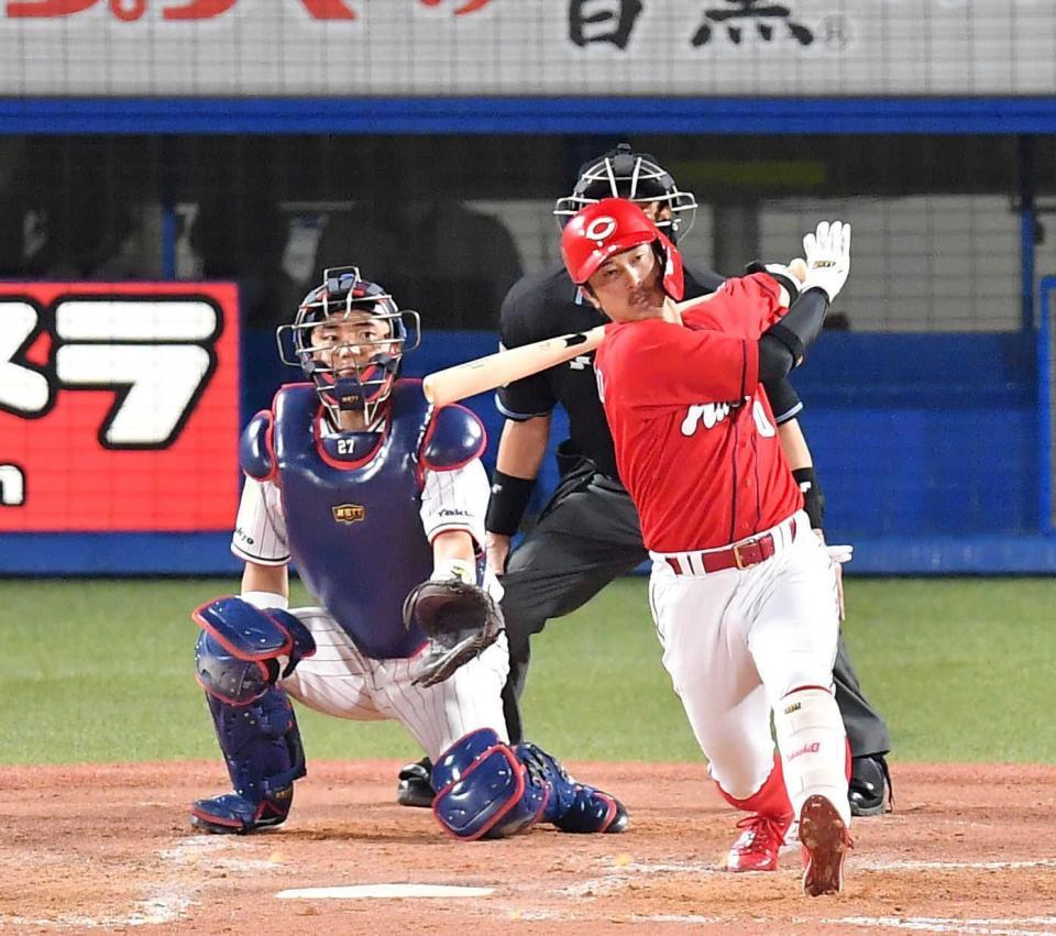 　４回、レフトへ適時打を放つ上本