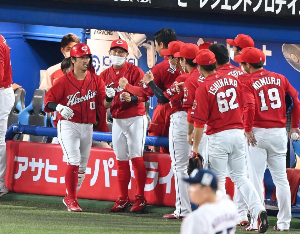　３回、プロ初本塁打を放った上本（左）をベンチから飛び出して迎える広島ナイン（撮影・高石航平）