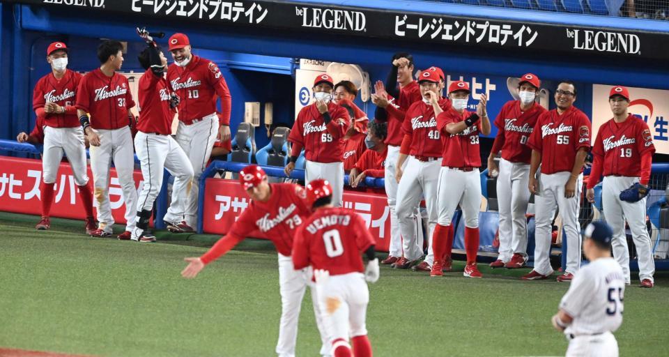 ３回、上本の本塁打に大盛り上がりの広島ベンチ（撮影・高石航平）