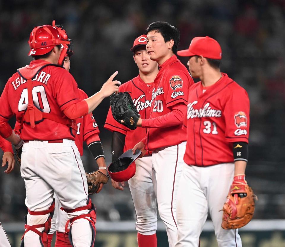 　８回途中からマウンドに上がる栗林（撮影・田中太一）