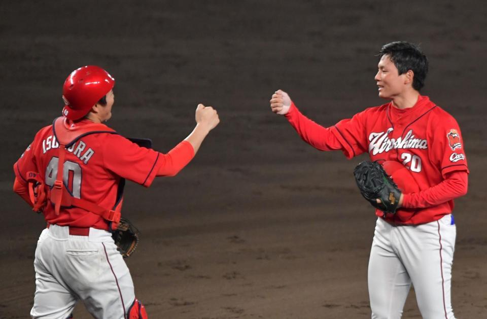 　磯村（左）とタッチをかわす栗林（１３日）