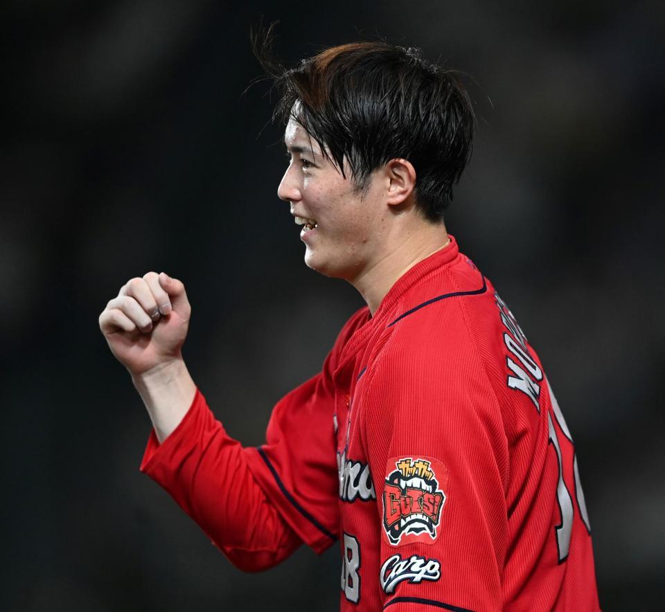 　５回、同点に追いつかれたものの、好守でピンチを切り抜け野手陣を迎える森下（撮影・田中太一）