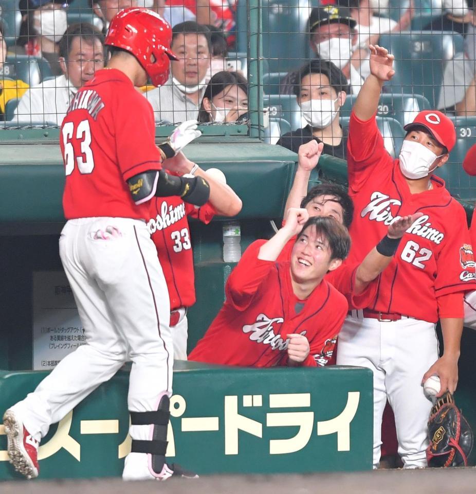 　５回、右越えにソロを放った西川（６３）を笑顔で迎える森下（中央）＝撮影・吉澤敬太