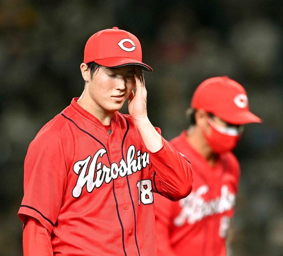 ６回、梅野に痛打され顔をしかめながら降板する森下