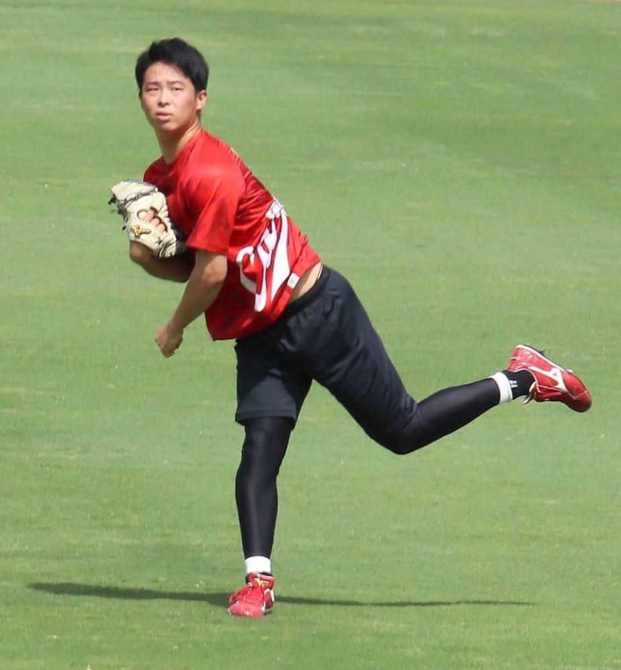 　キャッチボールを行う玉村