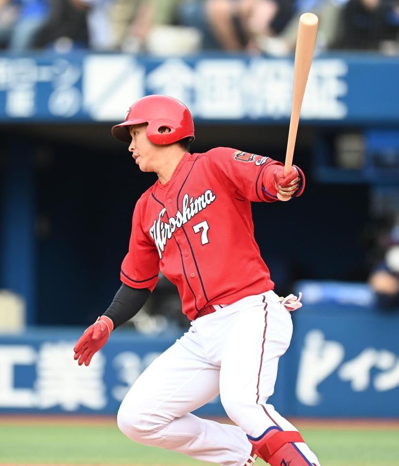 　６回、２点適時打を放つ堂林（撮影・高石航平）