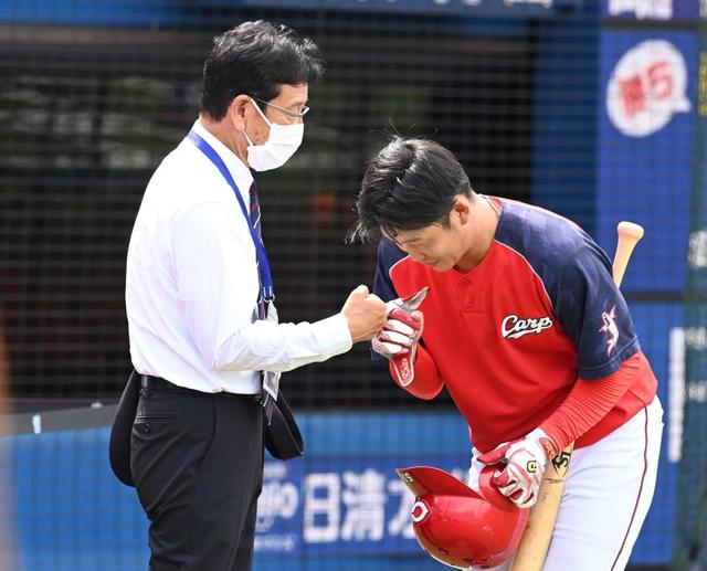 侍・栗山監督が視察「広島で十何人かは確認している」　小園と話し込む場面も