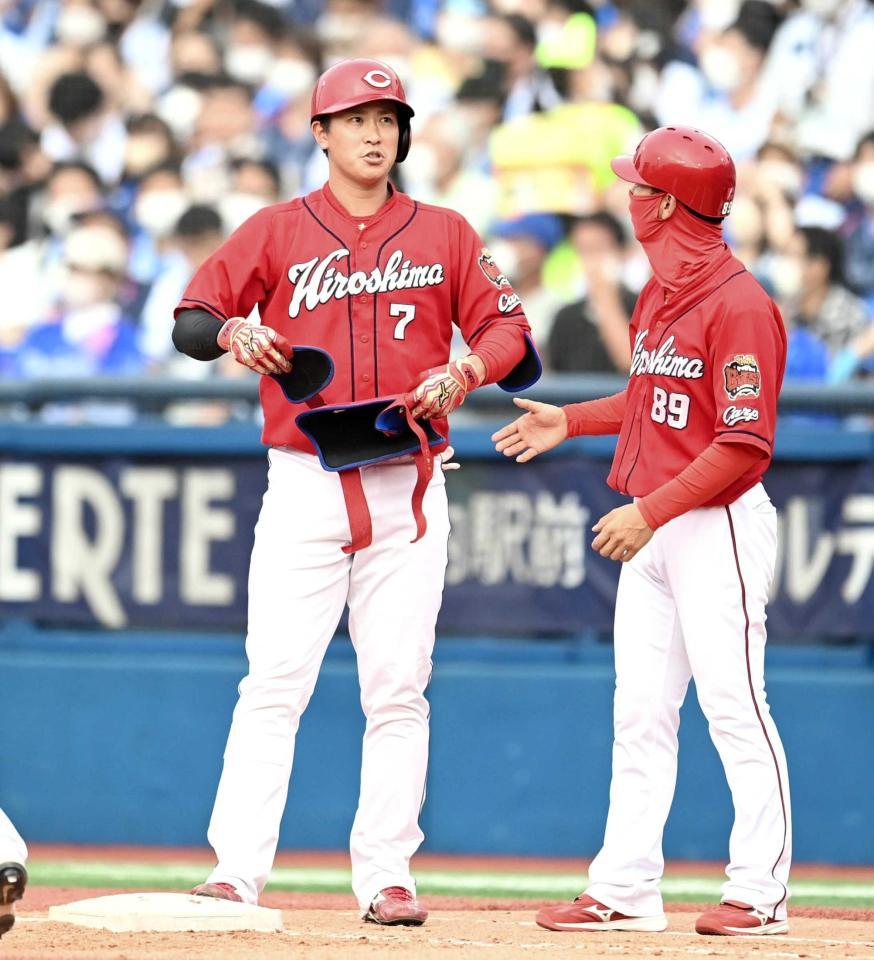 ６回、２点適時打を放った堂林は塁上でほっとした表情