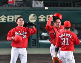 逆転ＣＳに望みの広島・佐々岡監督　残り４試合「みんなで総力戦です」３位巨人と１差ピタリ
