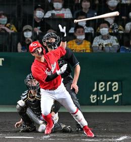 今季のカープ支えた上本の〝超二流〟の働き