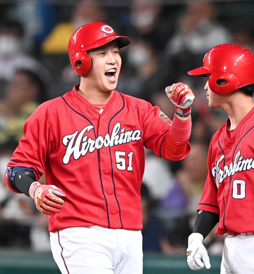 　２回、中越えに勝ち越し２ランを放ち、歓喜の表情で生還する小園（撮影・飯室逸平）