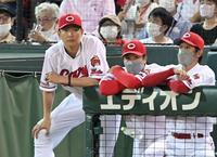 ２回、代打を送られ、ベンチから戦況を見つめる大瀬良（左）＝撮影・田中太一