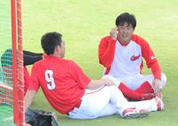 談笑する小園（右）と秋山（撮影・立川洋一郎）