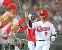 ２回、先制２ランを放ち佐々岡監督（左）とタッチを交わす上本（撮影・立川洋一郎）