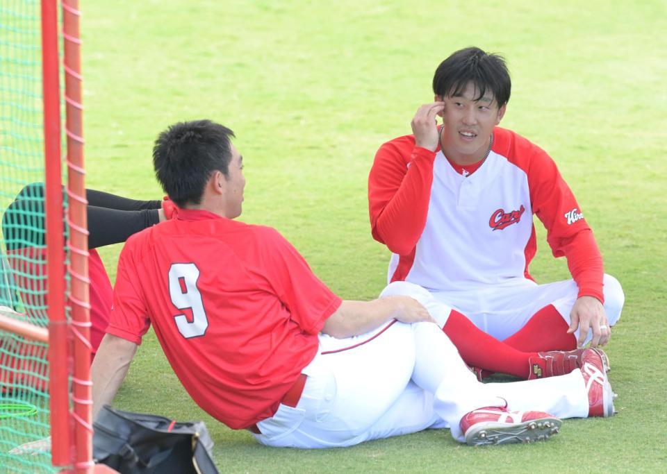 談笑する小園（右）と秋山（撮影・立川洋一郎）