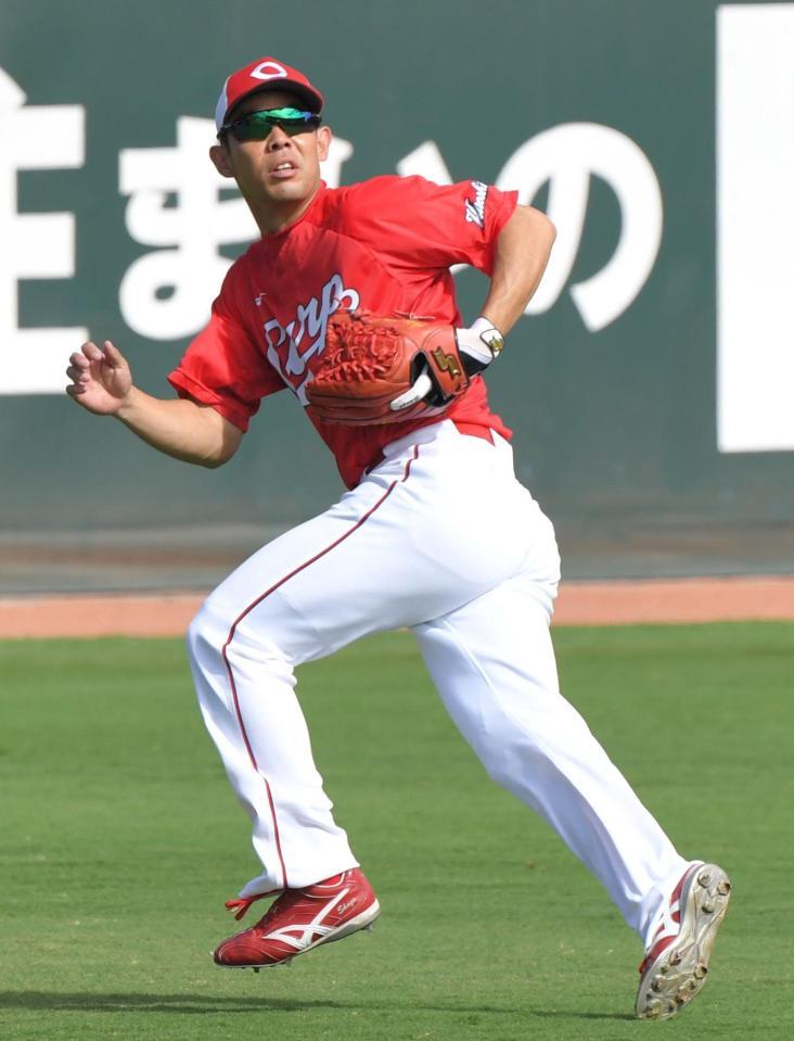 　試合前、守備練習に励む秋山（撮影・北村雅宏）