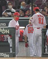 　ヤクルトに敗れ、足早にベンチ奥へと向かう佐々岡監督（左）＝撮影・北村雅宏