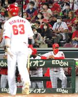 　４回、空振り三振に倒れた西川（手前左）と、ベンチの佐々岡監督（右）＝撮影・北村雅宏