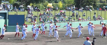 　９月３０日、試合前にウオーミングアップする広島ナイン＝由宇