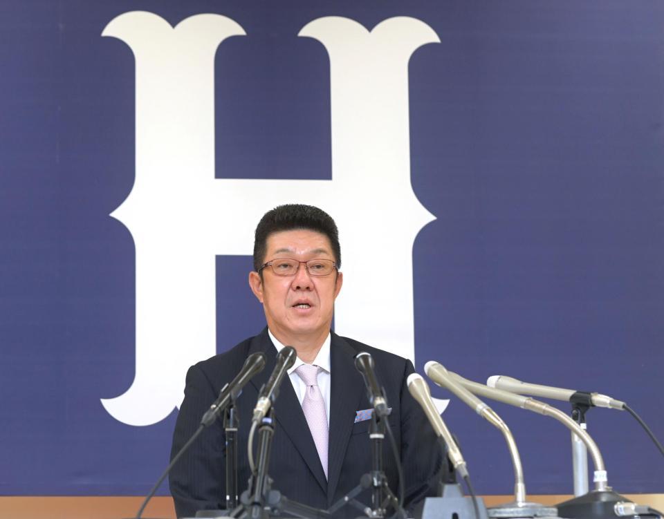 　会見で辞任の意思を語る佐々岡監督（撮影・立川洋一郎）