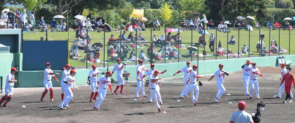 　９月３０日、試合前にウオーミングアップする広島ナイン＝由宇