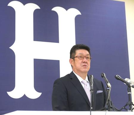 会見で辞任の意思を語る佐々岡監督（撮影・立川洋一郎）