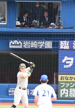 　ＤｅＮＡ対阪神戦を解説する新井貴浩氏（撮影・飯室逸平）