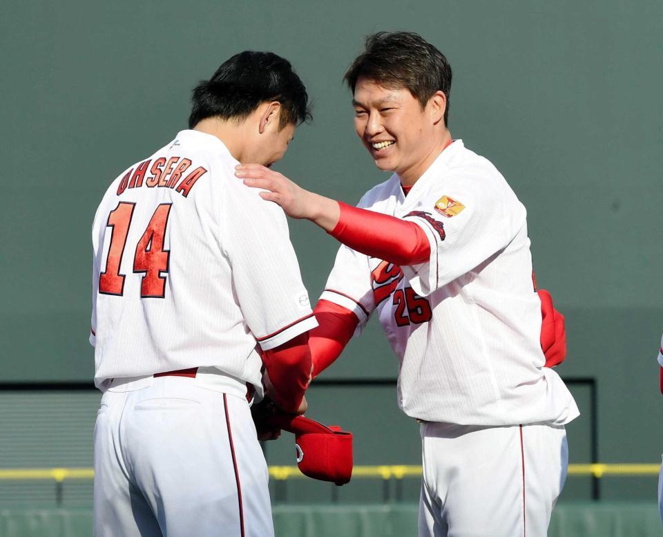 新井氏（右）のカープ復帰後４年間をともに過ごした大瀬良