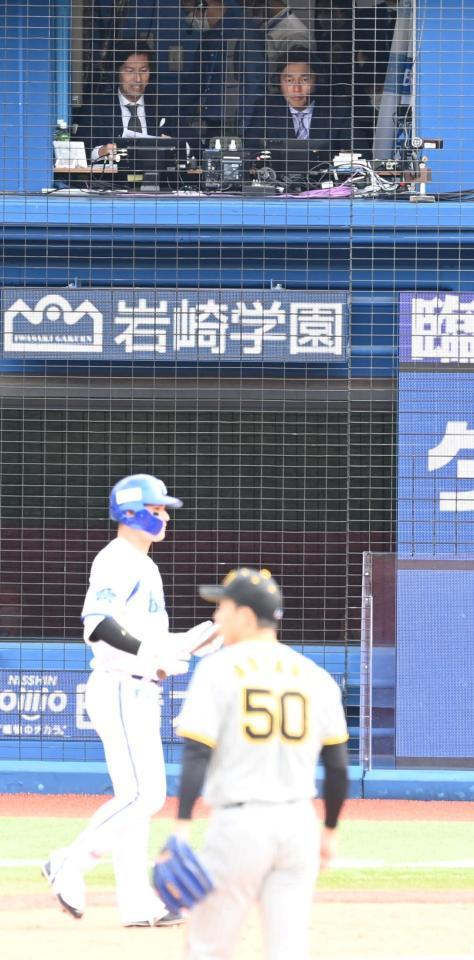 　ＤｅＮＡ対阪神戦を解説する新井貴浩氏（撮影・飯室逸平）