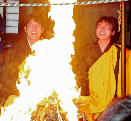 　燃えさかる炎に向き合う広島・新井（左）と堂林（右）＝２０１７年１月１１日、鹿児島市の最福寺