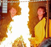 　燃えさかる炎に向き合う広島・新井（左）と堂林（右）＝２０１７年１月１１日、鹿児島市の最福寺