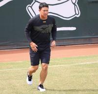 　自主トレで外野をランニングする堂林