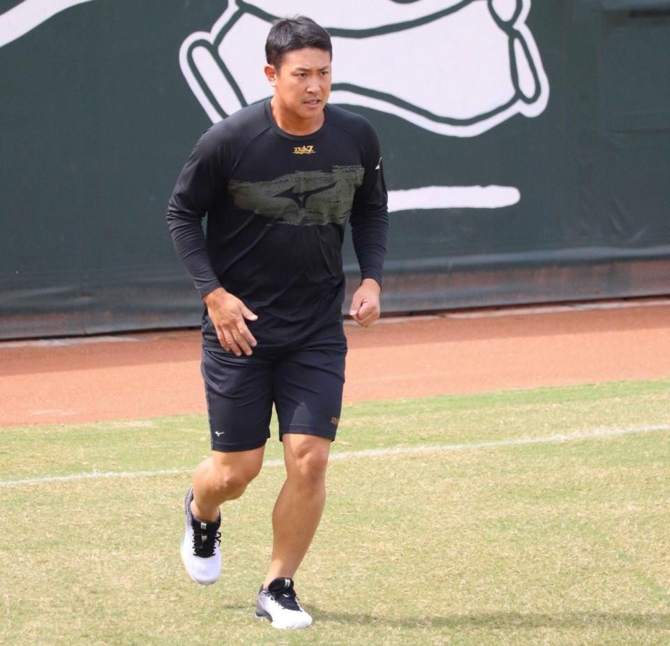 　自主トレで外野をランニングする堂林