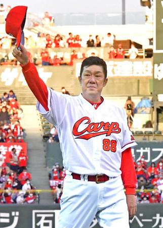 　涙を浮かべカープファンに感謝する広島・佐々岡監督