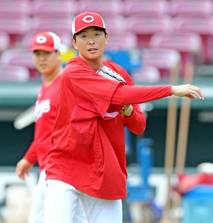 　ノックを受けて送球する大瀬良（撮影・立川洋一郎）