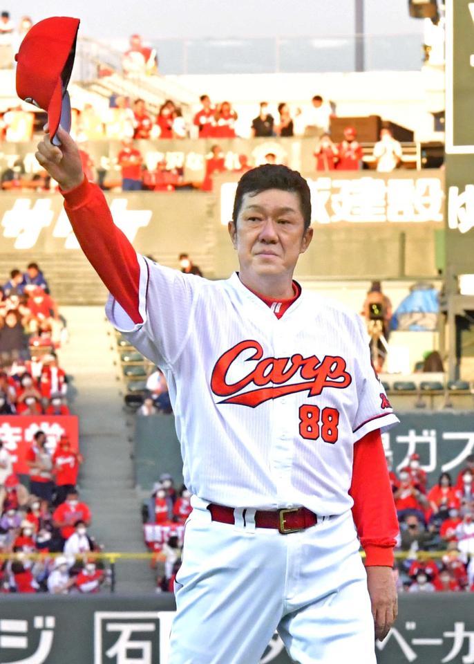 　涙を浮かべカープファンに感謝する広島・佐々岡監督