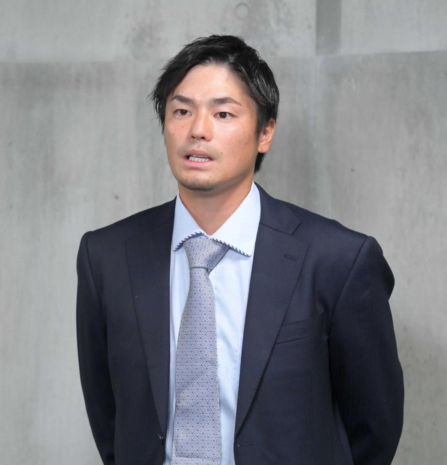　広島から戦力外通告を受け報道陣に心中を語る戸田＝４日、マツダスタジアム