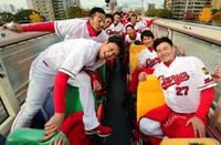 　セ・リーグ優勝パレードで笑顔を見せる新井（左）と会沢（右）＝２０１７年