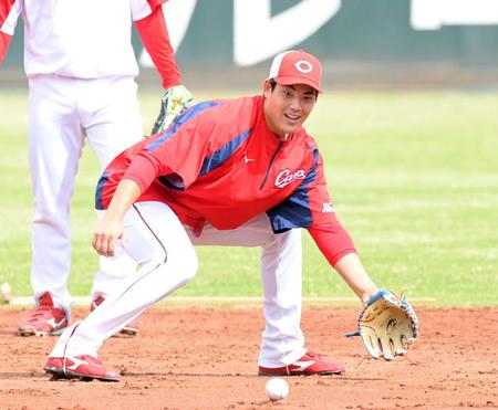 　ノックの打球を追う九里（撮影・立川洋一郎）