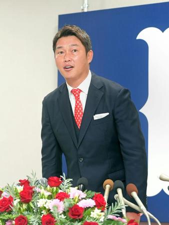 　就任会見を終えて席を立つ新井新監督（撮影・立川洋一郎）