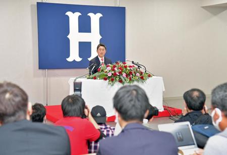 　就任会見に臨む新井新監督（撮影・立川洋一郎）