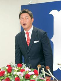広島・新井新監督　ネクタイも、革靴も赤！ファンにも呼びかけ「スタジアム真っ赤に染めて欲しい」