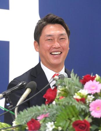 　就任会見で笑顔を交えて抱負を語る新井新監督（撮影・立川洋一郎）