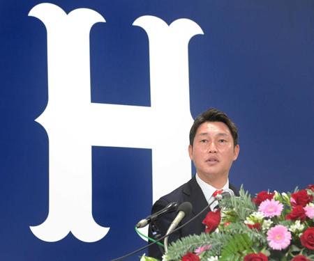 　就任会見で抱負を語る新井新監督