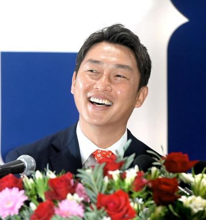 　就任会見で笑顔を交えて抱負を語る新井新監督（１２日）